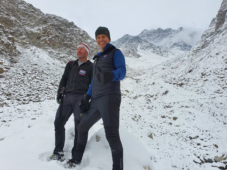 Fotografija: Tomaž (levo) in John sta se morala zaradi slabše pripravljenosti preostalih članov odprave odpovedati vzponu na K2. FOTO: John Snorri