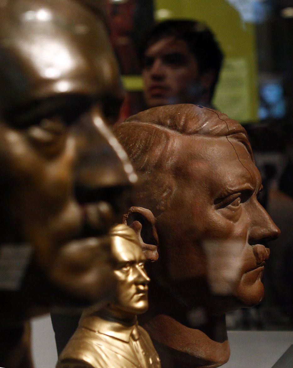Fotografija: Busts of dictator Adolf Hitler are pictured at the media preview of the exhibition "Hilter und die Deutsche Volksgemeinschaft und Verbrechen" (Hitler and the German Nation and Crime) at the Deutsche Historisches Museum (German Historical Museum) in Berlin October 13, 2010. The exhibition will open to the public on October 15 and run till February 6, 2011. REUTERS/Fabrizio Bensch (GERMANY - Tags: SOCIETY POLITICS) FOTO: Š Fabrizio Bensch / Reuters Reuters Pictures