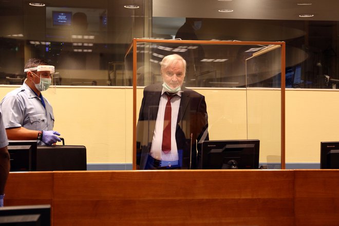 Ratko Mladić ob prihodu na sodišče. FOTO: Un-irmct, Leslie Hondebrink-Hermer, Handout, Via Reuters