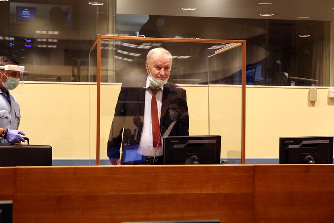 Ratko Mladić ob prihodu na sodišče. FOTO: Un-irmct, Leslie Hondebrink-Hermer, Handout, Via Reuters