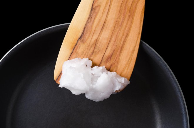 V kuhinji vse pogosteje uporabljamo kokosovo olje ali mast. FOTO: Peterhermesfurian/Getty Images