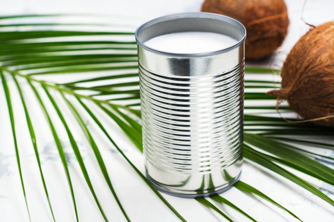 Konzervirano kokosovo mleko uporabimo za pripravo številnih jedi. FOTO: Happy_lark/Getty Images