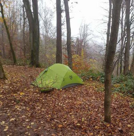 Fotografija: Ko so prvi jutranji sprehajalci prihajali do vrha, je pod šotorskim platnom ljubitelj kampiranja še glasno smrčal. FOTO: Bralec Mitja