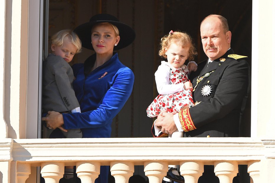 Fotografija: Princ Jacques, ki ga v naročju drži mama Charlene, in princesa Gabriella v rokah očeta Alberta, monaškega kneza, imata tri leta. Foto: Guliver/Getty Images