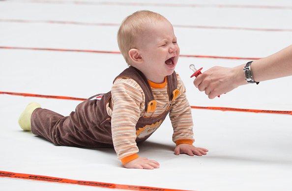 Fotografija: Prek dude lahko otroci dobijo starševe zdrave mikrobe. FOTO: Getty Images, Dmitry Feoktistov
