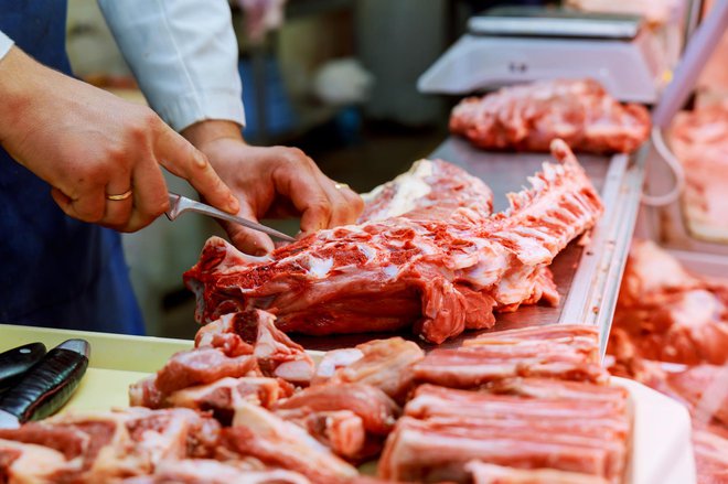 Povprašajmo mesarja, kako se reže meso. FOTO: guliver/Getty Images/istockphoto