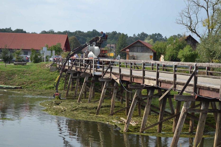 Fotografija: Stari leseni most je le še spomin. FOTO: Tanja Jakše Gazvoda