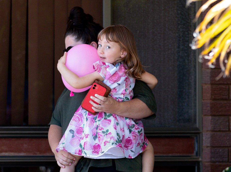 Fotografija: Cleo je po bliskoviti in obsežni iskalni akciji spet objela starše. FOTO: Reuters
