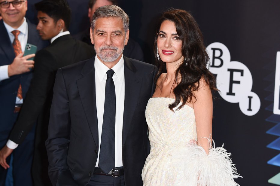 Fotografija: George in Amal Clooney

Igralec je na usodni večer pripravil večerjo ob glasbi in ugasnil svečo, da je lahko rekel Amal, naj poišče vžigalnik. Tako je našla zaročni prstan. »Šel sem na kolena in rekel, da si ne predstavljam preostanka življenja brez nje. Ona pa je kar tiho strmela v prstan in nazadnje rekla le: 'Oh, moj bog'.« Kar 25 minut je čakal na jasen odgovor in nazadnje rekel: »Poslušaj, saj upam, da boš privolila, ampak jaz imam 52 let, in če mi ne odgovoriš hitro, si bom najbrž izpahnil kolk.« In takrat je rekla da.
