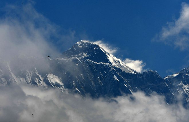 Everest je v tem letnem času sicer precej manj oblegan kot poleti. FOTO: Prakash Mathema/AFP