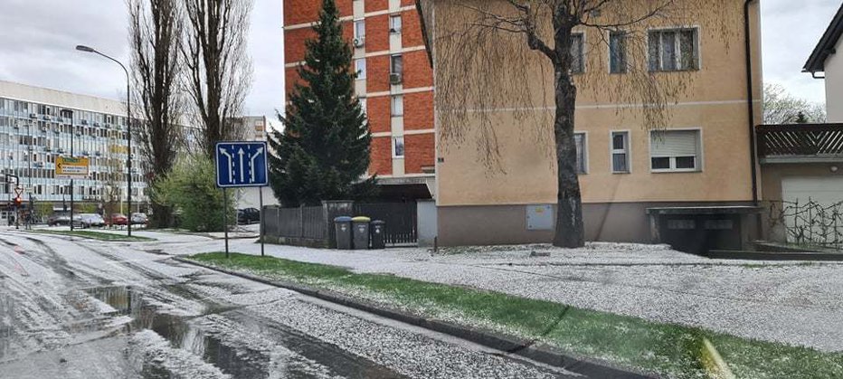 Fotografija: V ljubljanski Šiški je danes celo padala toča. FOTO: Bralka Saša
