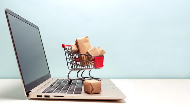 Spletno nakupovanje ohranja nivo priljubljenosti kot pred epidemijo. FOTO: Bogdanvj/Getty Images
