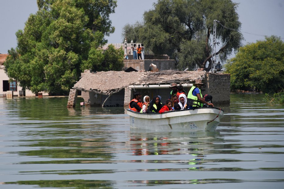 Fotografija: Pakistan so prizadele zgodovinske poplave. FOTO: Yasir Rajput, Reuters
