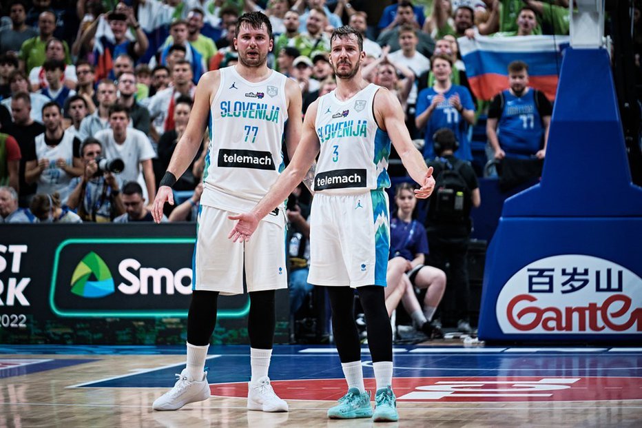 Fotografija: Luka Dončić in Goran Dragić nista mogla verjeti, da je Slovenija izpadla. FOTO: FIBA
