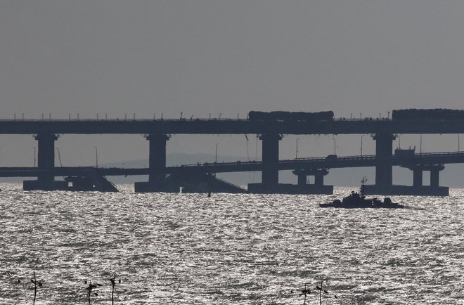 Ladje ob delno uničenem mostu. FOTO: Stringer, Reuters
