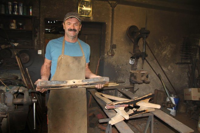 Izdeluje tudi lesene predmete, ojačane z železom.
