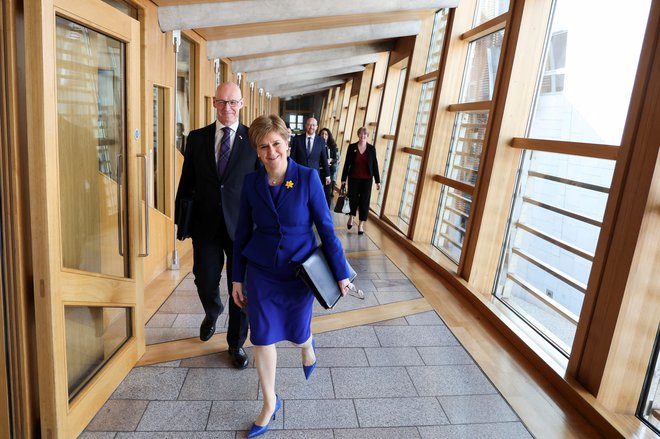 Nekdanja škotska premierka Nicola Sturgeon med odhodom iz parlamenta. FOTO: Russell Cheyne/Reuters