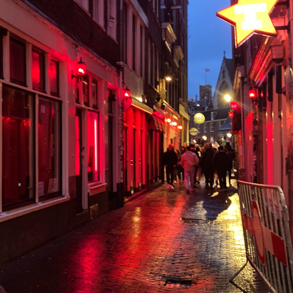 Fotografija: Tipična ulica v amsterdamski četrti De Walles (Zid), kjer je znamenita četrt rdečih luči. FOTO: Twitter
