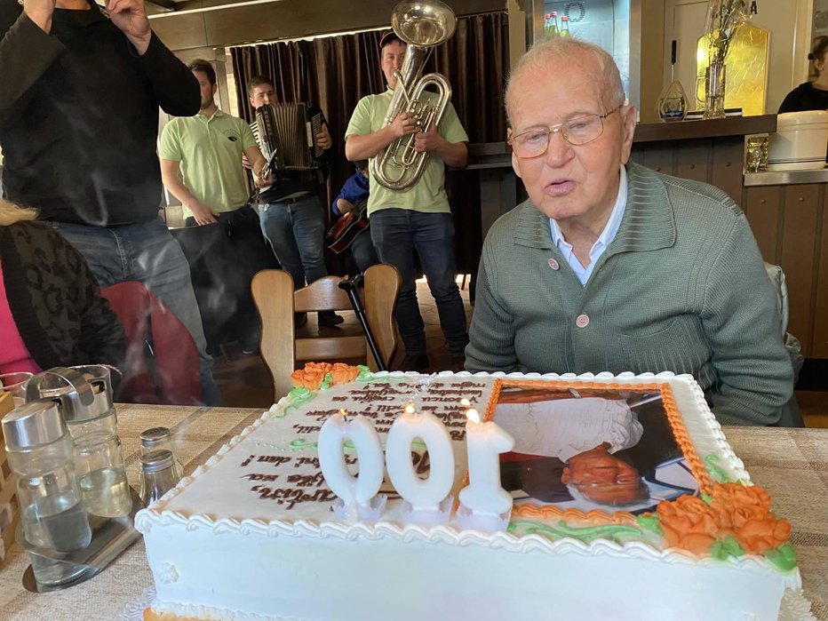 Fotografija: Martin Kraniz ob torti, ki so mu jo poklonili za jubilej. FOTOGRAFIJE: Janez Prešiček