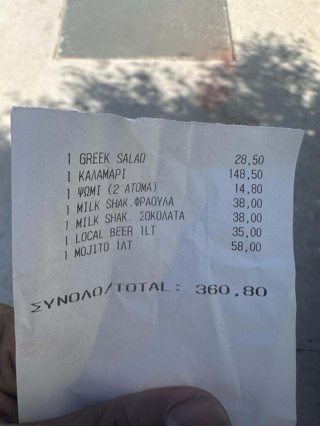 Račun iz restavracije na Mikonosu. FOTO: Reddit