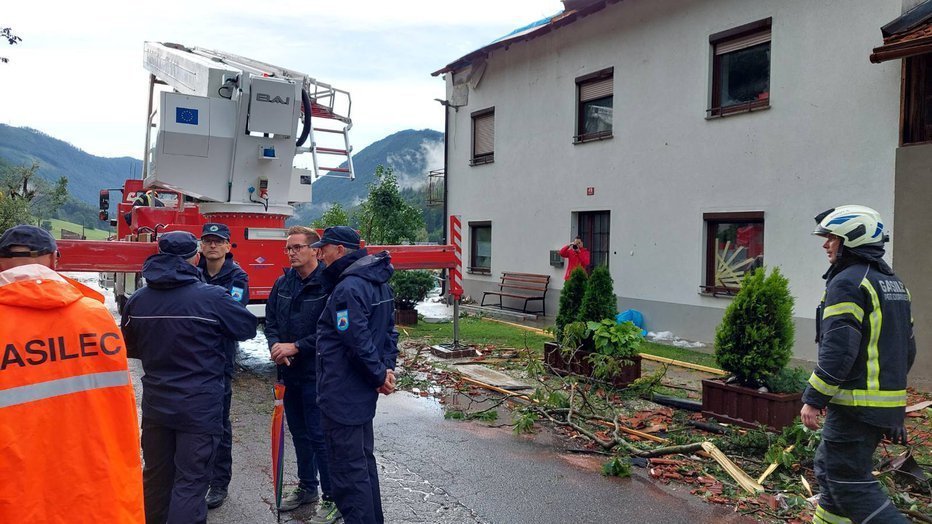 Fotografija: Neurja, ki so besnela v večjem delu Slovenije, so prizadela številna gospodinjstva. FOTO: Ministrstvo Za Obrambo Rs