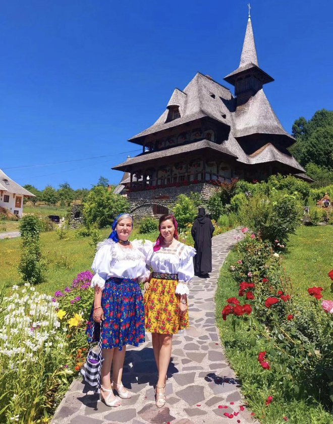 Nedeljska maša v samostanu v Bârsani je bila posebno doživetje tudi zaradi domačinov v narodnih nošah. FOTO: osebni arhiv/Instagram