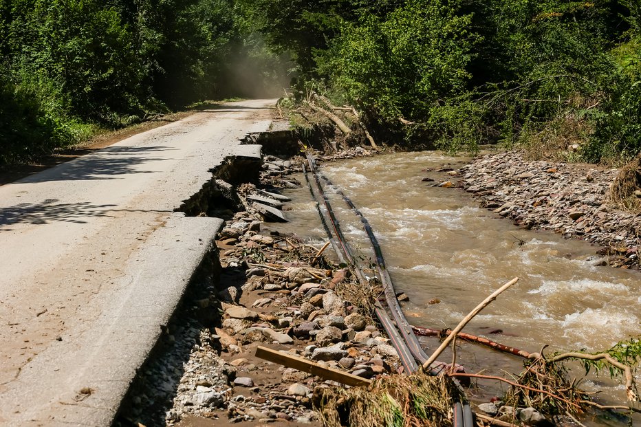 Fotografija: Marsikatera slovenska cesta je po poplavah v zelo slabem stanju. FOTO: Črt Piksi