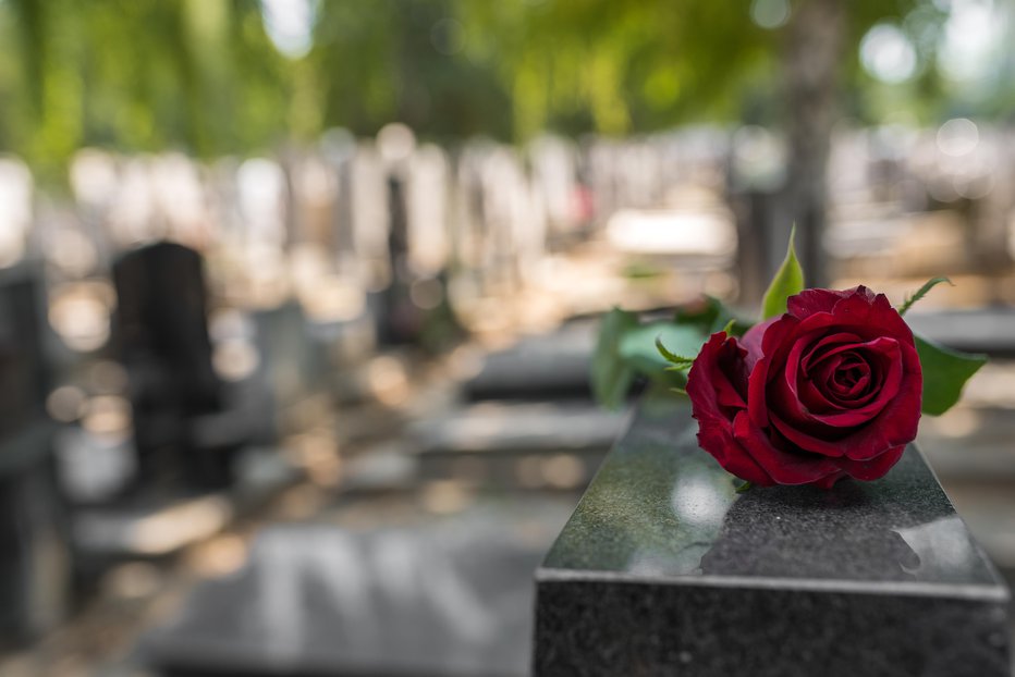 Fotografija: Glasove je zaslišala ženska, ki živi tik ob pokopališču. FOTO: Serdjophoto/Getty Images
