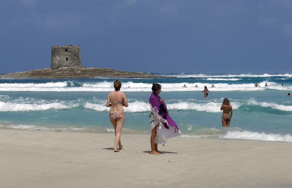 Fotografija: Sardinija je znana po neokrnjenih belih peščenih plažah.  FOTO: Blaž Samec 