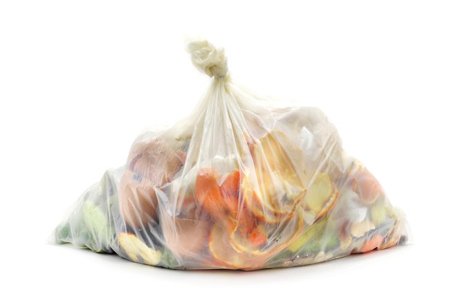 Biorazgradljivih ne bi smeli metati na kompost ali med biološke odpadke. FOTO: Nito100/Getty Images