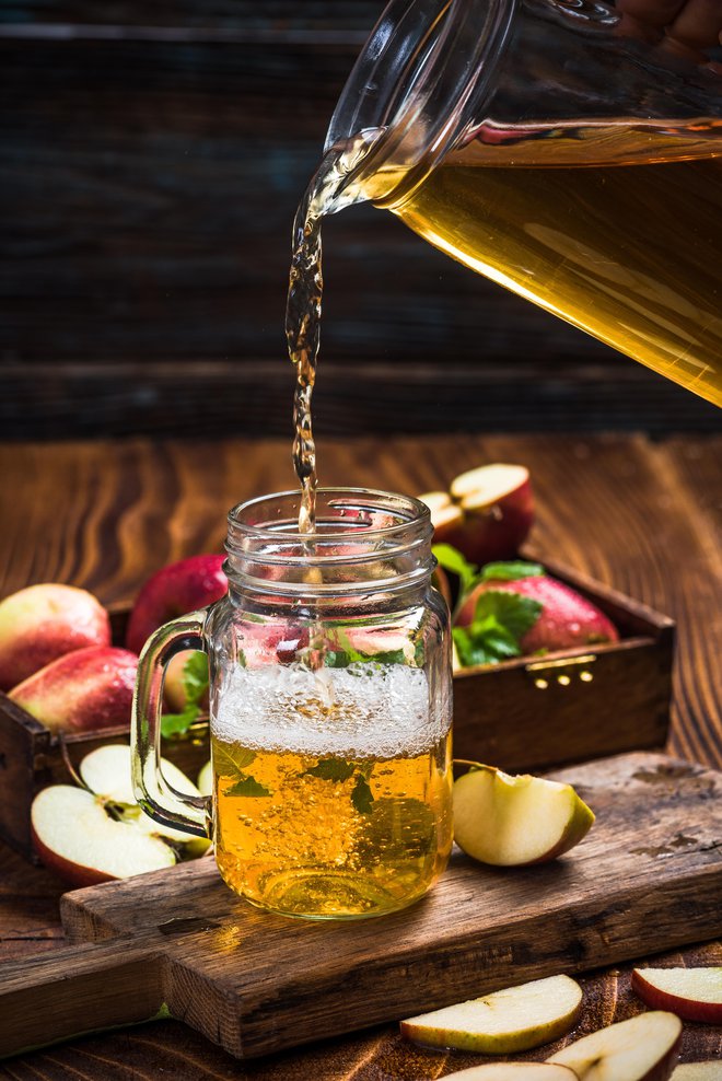 Občasno si privoščite naravni jabolčni sok, zdravju koristi tudi jabolčni kis. FOTO: Guliver/Getty Images