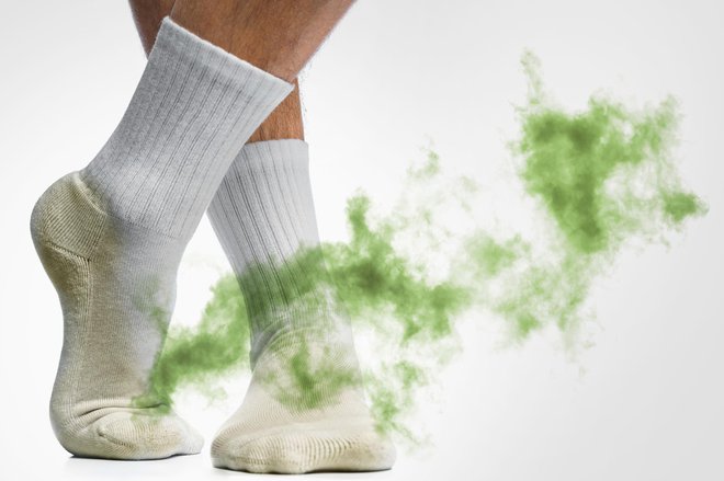 Potnih nogavic se znebimo čim prej in poskrbimo za ustrezno nego stopal. FOTO: JunGetty Images