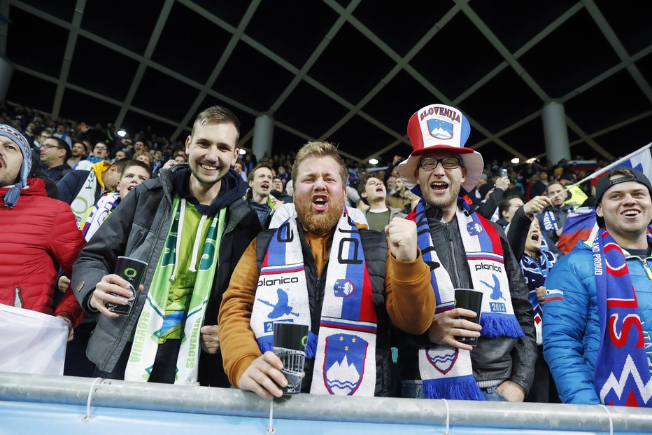 Fotografija: Slovenski navijači se zagotovo ne bodo podali v Hamburg, vsa druga prizorišča ostajajo med možnimi. FOTO: Leon Vidic