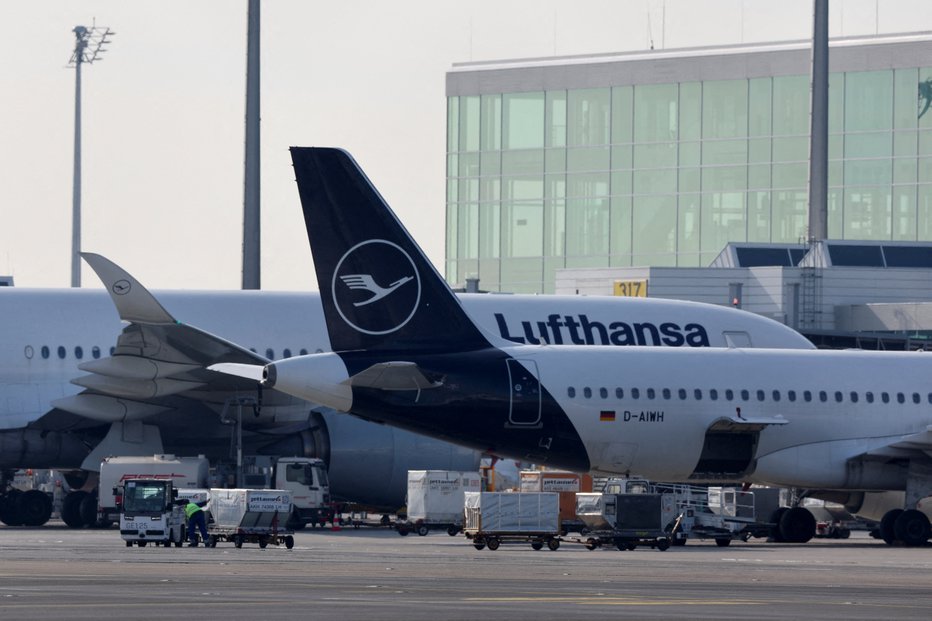 Fotografija: Številna Lufthansina letala so ostala prizemljena, lete so odpovedali zaradi ledenega dežja. FOTO: Leonhard Simon Reuters