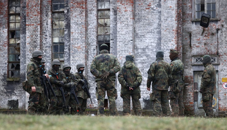 Fotografija: Nemški in ukrajinski vojaki so se decembra lani udeležili skupnega usposabljanja v bližini Magdeburga. FOTO: Liesa Johannssen/Reuters