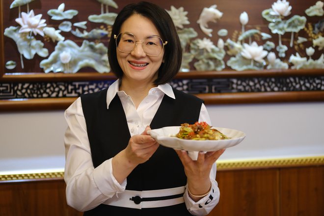 Aifen Ji že približno četrt stoletja v Sloveniji vodi kitajsko restavracijo. FOTO: Špela Ankele