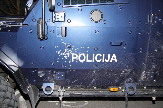 Poškodovano policijsko specialno vozilo FOTO: Policija.si