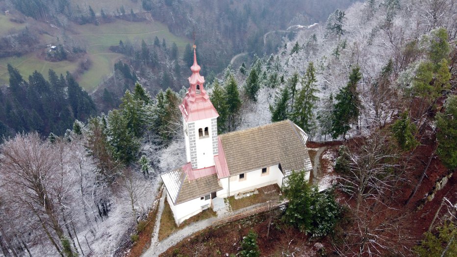 Fotografija: Cerkvica ni najvišji vrh vzpetine. FOTO: Janez Mihovec
