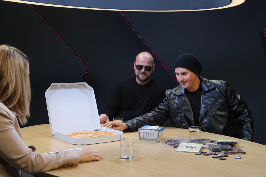 Fotografija: Rok Lunaček in Matjaž Ravnikar sta v studio prinesla pico. FOTO: Marko Feist