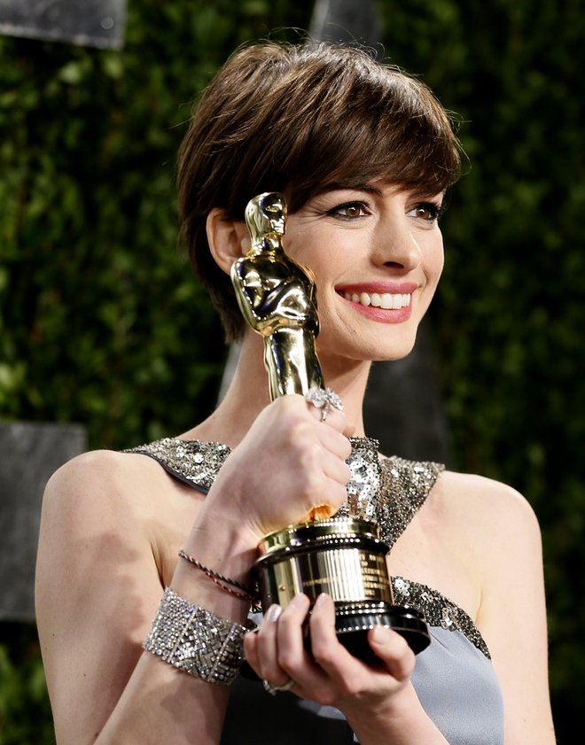Anne Hathaway z oskarjem za najboljšo stransko vlogo v Nesrečnikih FOTO: Danny Moloshok/Reuters