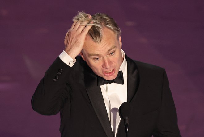 Christopher Nolan se ni oziral na gonjo proti Hathawayevi. FOTO: Mike Blake/Reuters