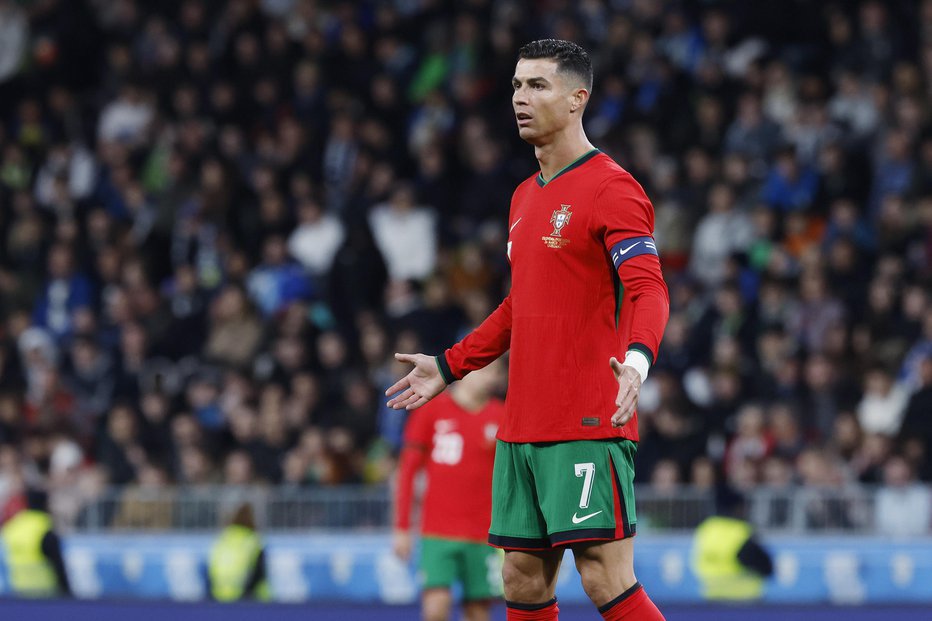 Fotografija: Cristiano Ronaldo je Stožice zapustil zelo slabe volje, za kar je bil kriv (tudi) sodnik Peljto. FOTO: Leon Vidic