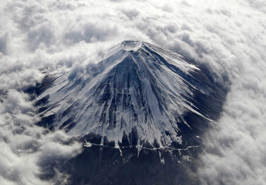 Fotografija: Mesto nastaja ob vznožju gore Fudži. FOTO: Toru Hanai/Reuters