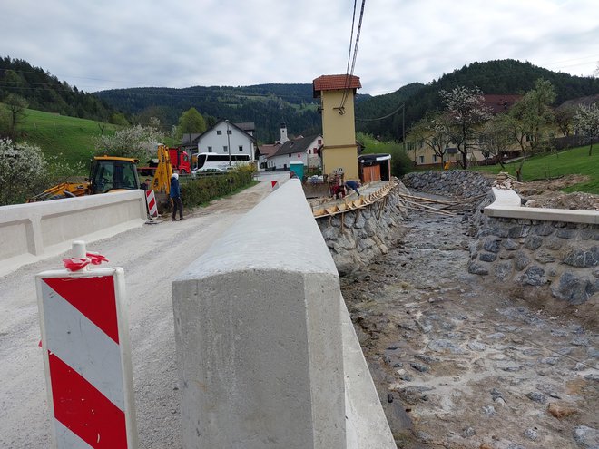 Gradbišče novega mostu v Srednjem Doliču FOTO: Dejan Vodovnik