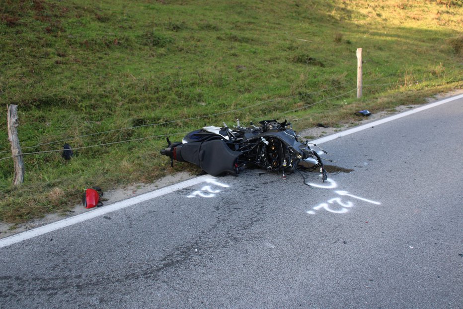 Fotografija: Pred meseci je v prometni nesreči umrl 38-letni voznik motornega kolesa, ki je v naselju Sveti Boštjan zaradi nepravilnega prehitevanja čelno trčil v nasproti vozeče vozilo. FOTO: Arhiv PU Celje