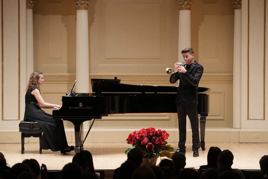 Fotografija: Anej Gorenjak med nastopom s pianistko Špelo Horvat v znamenitem Carnegie Hallu FOTO: osebni arhiv