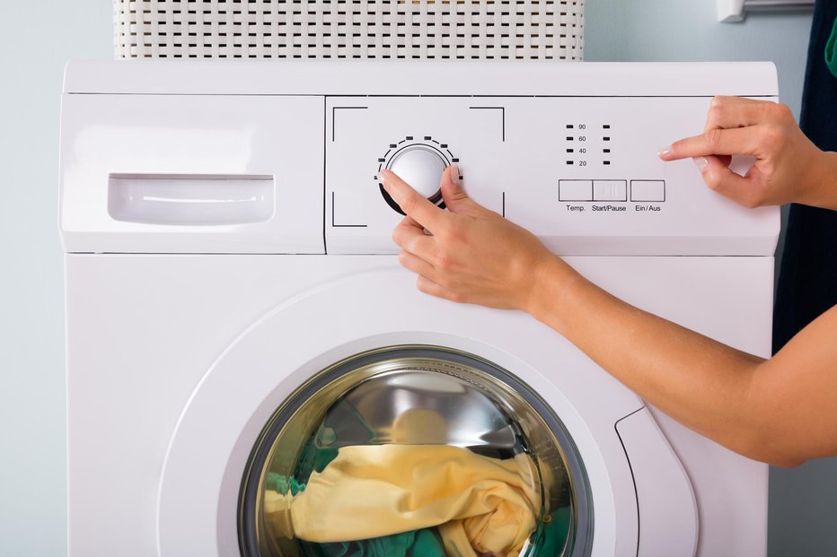 Fotografija: Trikov za lažje in temeljitejše pranje perila ni nikoli preveč. FOTO: Andrey_popov/Shutterstock