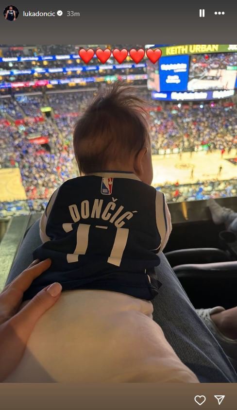 Seveda je imela na sebi otroško različico dresa kluba Dallas Mavericks. FOTO: Zaslonski Posnetek Instagram