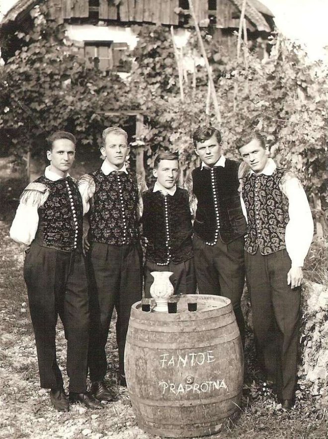 Fantje s Praprotna pred 50 leti na Trški gori: Andrej Bergant, Janez Habjan, Jože Šifrar, Janez Kalan in Janez Dolenc FOTO: Arhiv ansambla