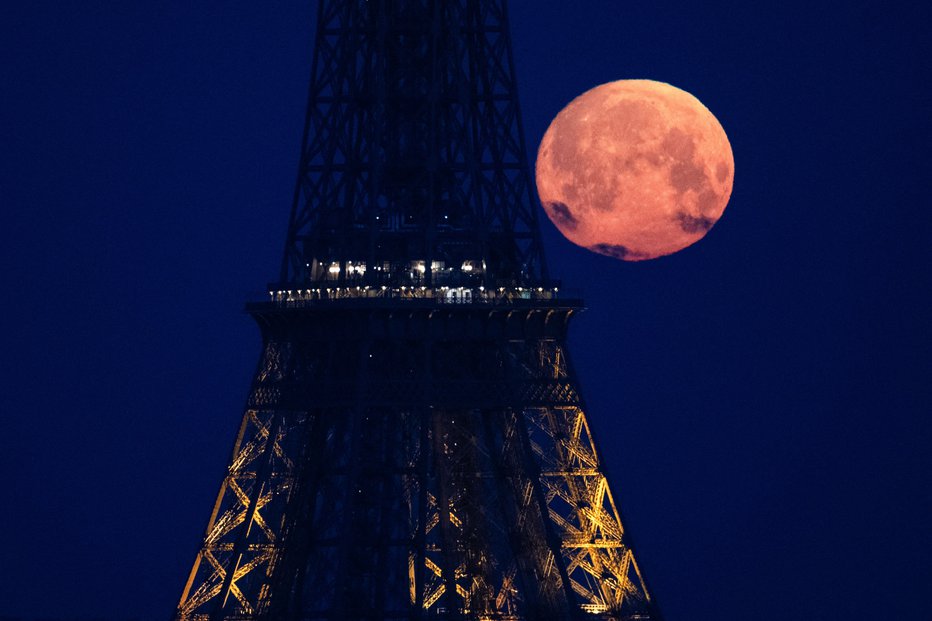 Fotografija: Rožnata luna v resnici žal ni obarvana. FOTO: Stefano Rellandini Afp